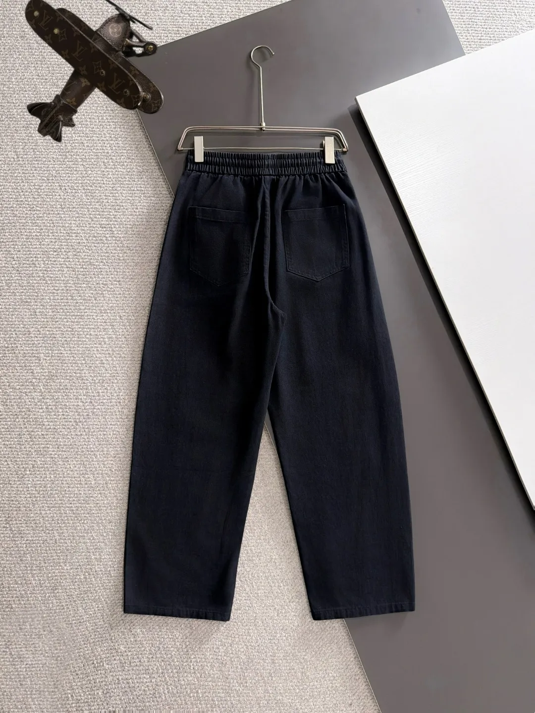 Next day shipment P195 Balenciaga High Quality 2026 Autumn and Winter New Arrival elastic band casual pants, counter-customized fabrics, Breathable, high comfort, impeccable details, brand element design concept, reflecting high quality. It feels delicate and soft! It presents a casual cut and the upper body shape is great! Sizes:S-3XL